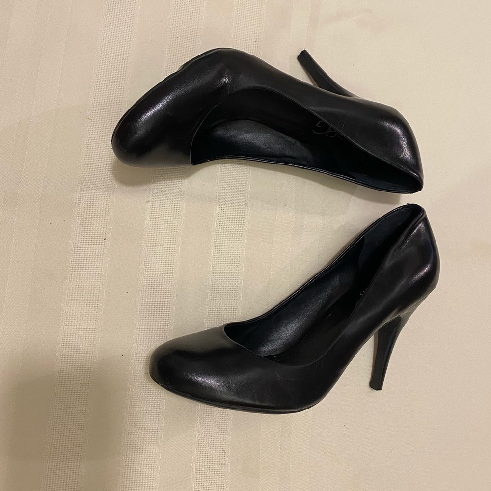 BCBG Paris black leather pumps
